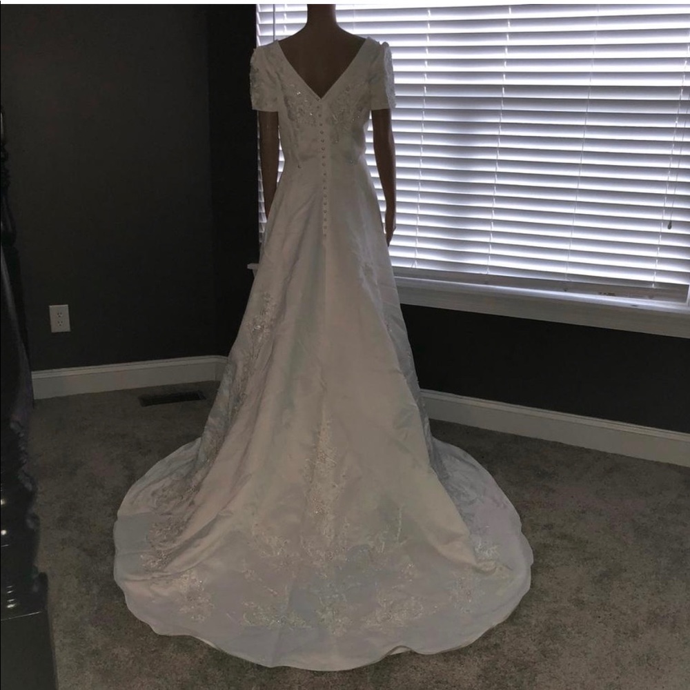 ⛔️SOLD⛔️ David’s Bridal Long Tail Wedding Dress white Ivory